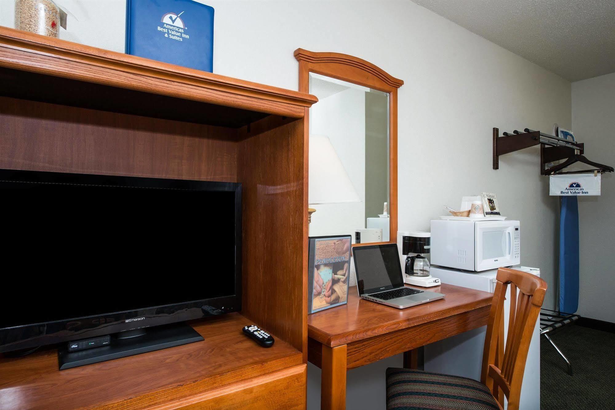 Americas Best Value Inn - Pendleton Exterior photo